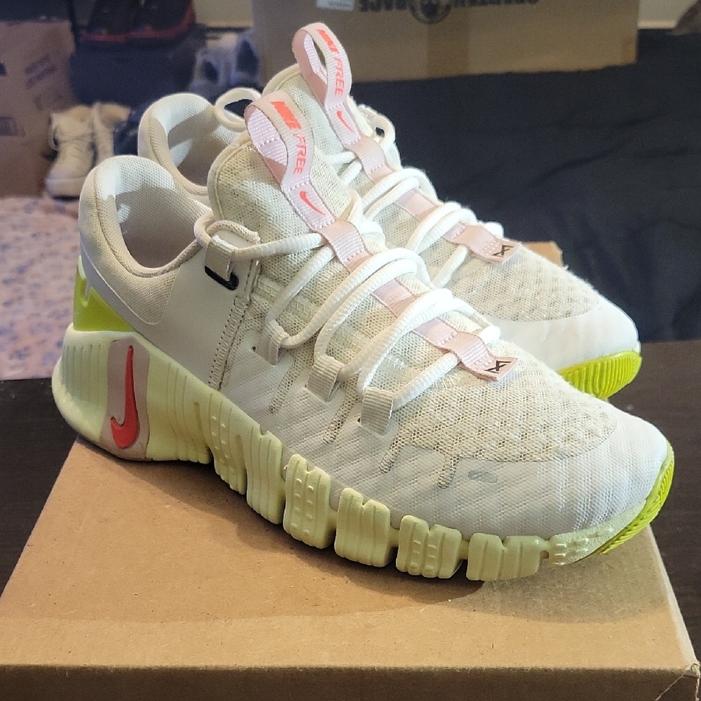 Nike Free Metcon 5 Barely Volt Pink Foam (Womens) Womens 8 EUC - Picture 3 of 11